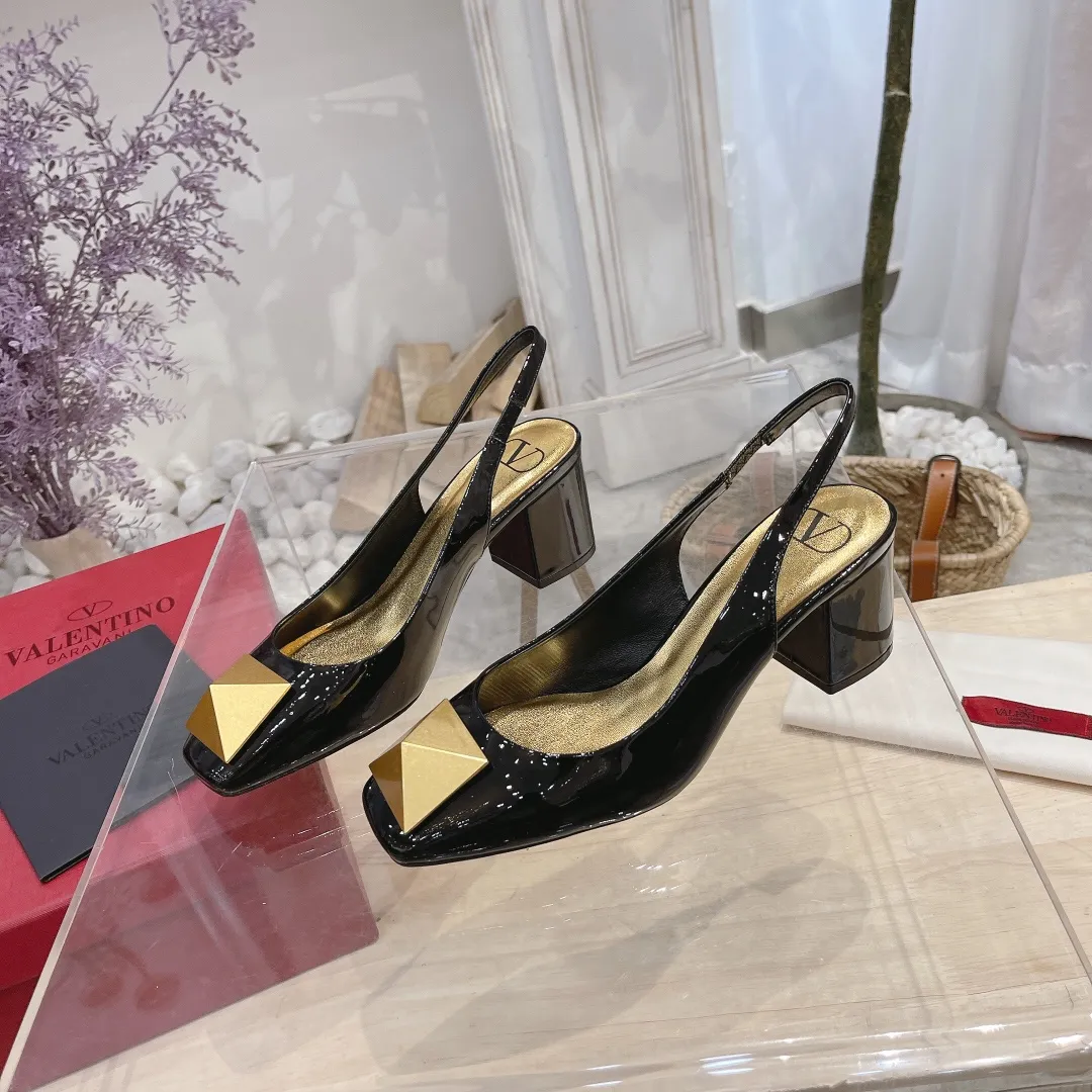 👟👟Ex-factory price 440👟👟 Genuine leather sole +40 Valentino Valentino 2023 spring and summer new product [Pyramid] large spike shoes are new☑️ ———————————— Valentino Garavani’s classic “Roman Stud” series debuts in a new interpretation! The latest golden big rivet element is full of high-end sense! Extremely fashionable ~ Upper: Original custom-made cow patent leather Lining: Original high-gloss imported sheepskin lining Outsole: Italian genuine leather Outsole: Wear-resistant rubber sole Size: 34-42 (34 and 42 are custom-made and non-refundable) Heel height: [8.5cm] - [6cm] (2 heel height options)